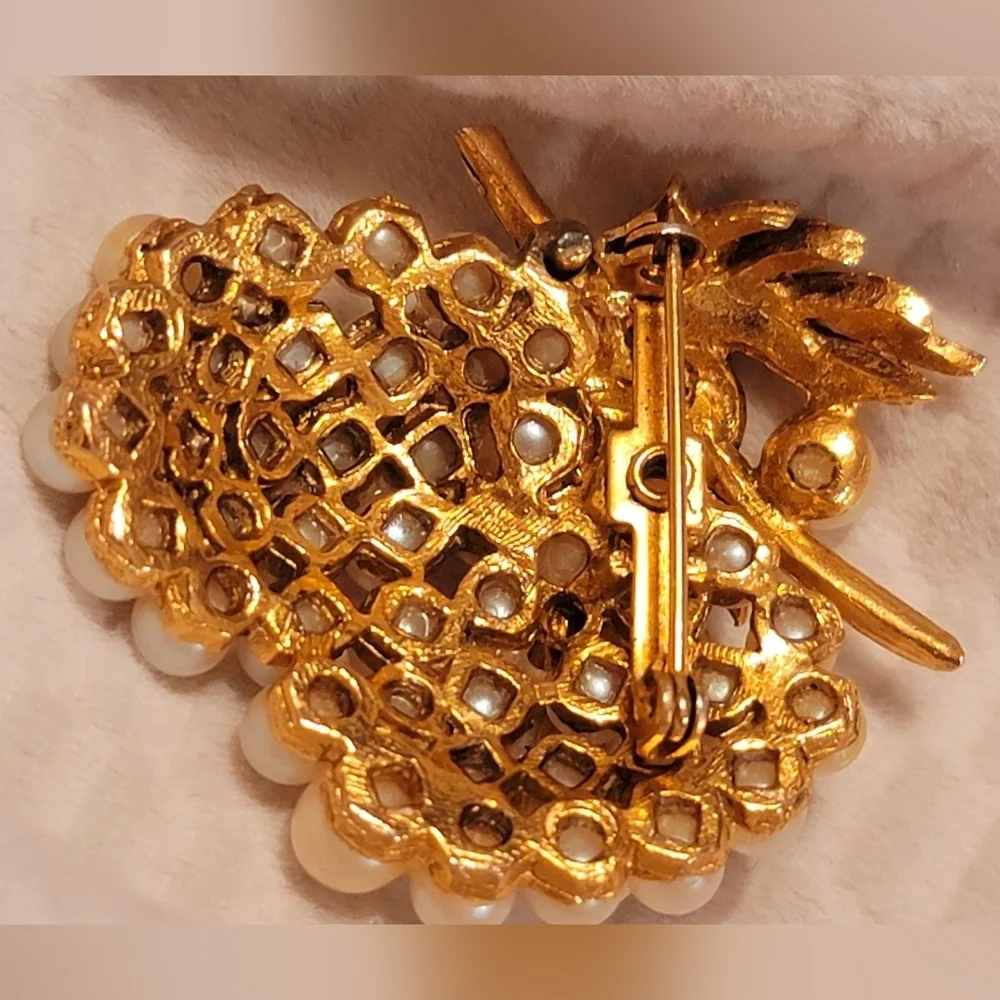 VINTAGE UNSIGNED FAUX PEARL GRAPE CLUSTER GOLD JEWELRY PIN/BROOCH